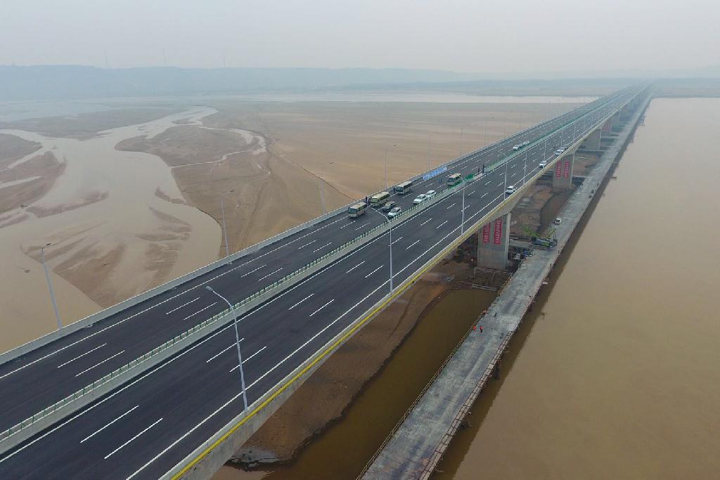 今天上午10時，國道234焦作至滎陽黃河大橋(簡稱：焦鄭黃河大橋)及連接線項目正式通車。